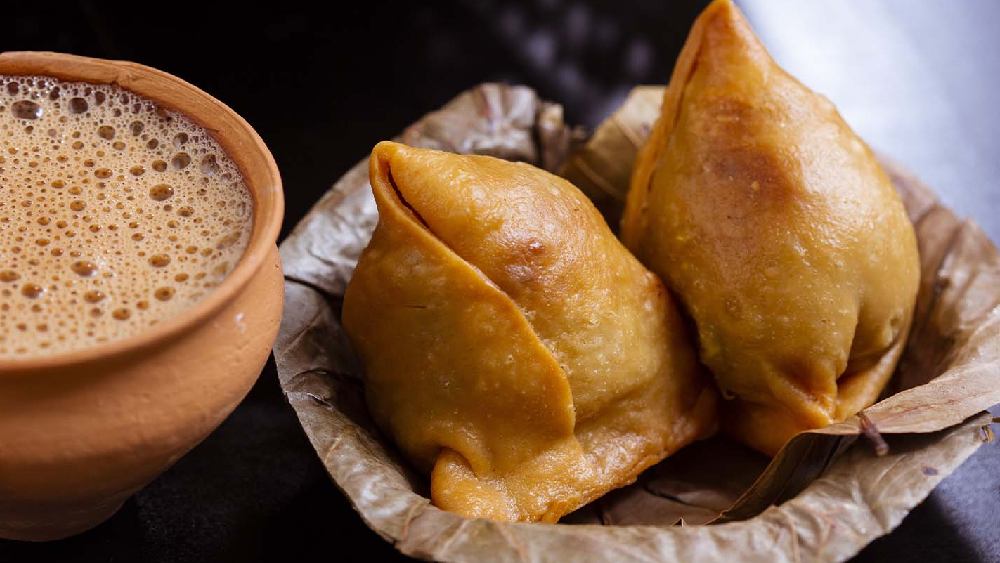 বৃষ্টিমুখর সন্ধ্যায় চলবে নাকি ভাজাভুজি -