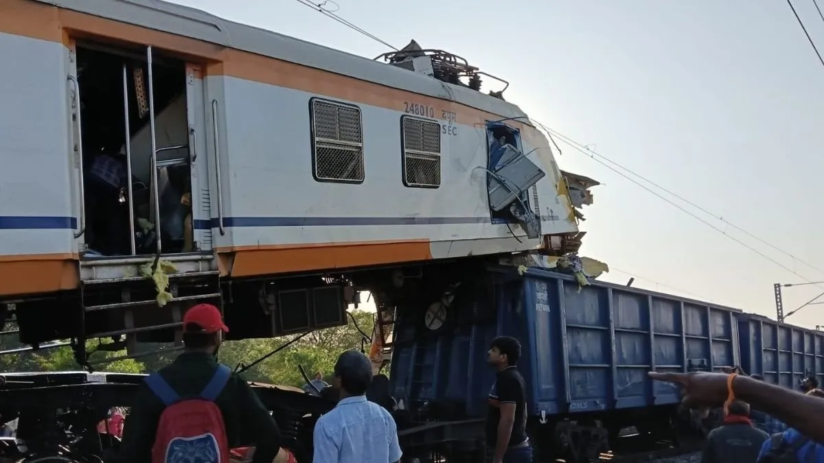local train hits goods train in bilaspur chhattisgarh - बिलासपुर में  मालगाड़ी से टकराई लोकल ट्रेन, 7 की मौत, कई यात्री घायल | Jansatta