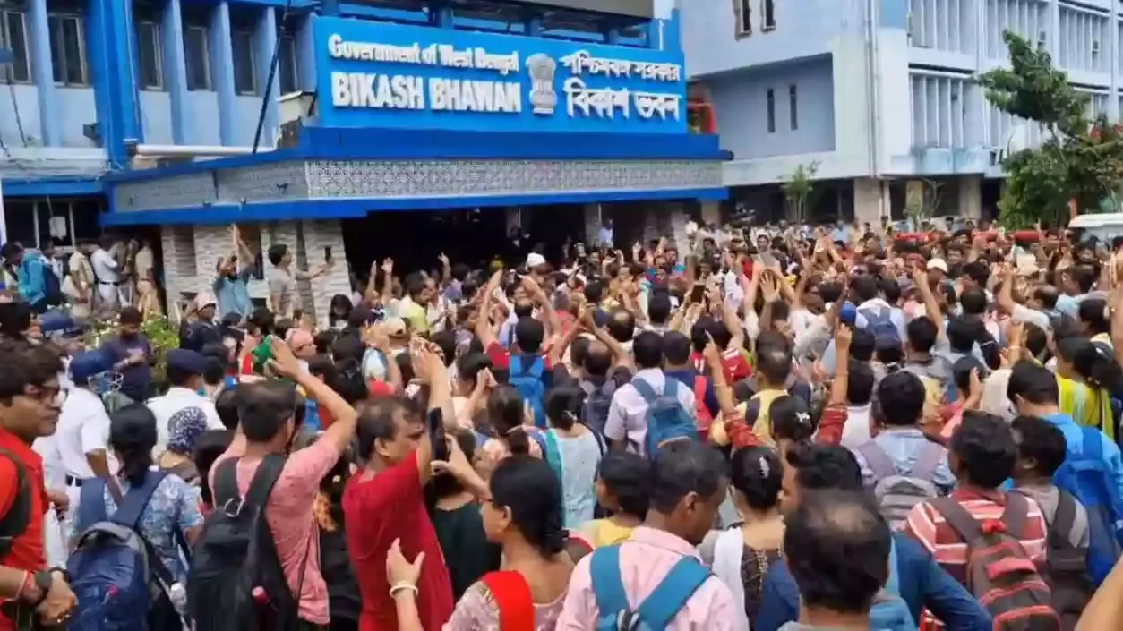 Agitating teachers protest at Bikash Bhavan, raise slogan against  Sabyasachi Dutta
