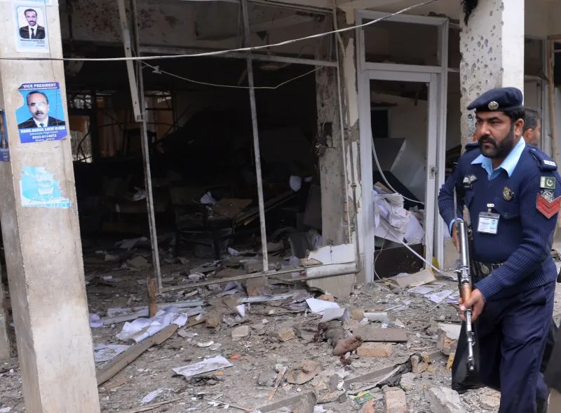 At least 11 killed in suicide attack on Pakistani court | CNN