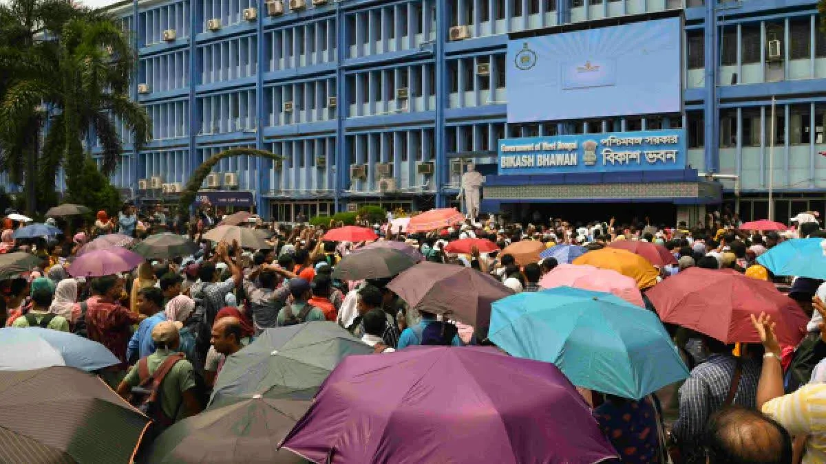 Jobless Teachers Protest, Scuffle With Police At Bikash Bhawan; TMC Leader  Gheraoed