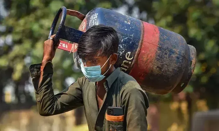 Commercial LPG cylinder price hiked by Rs 25, Congress takes a jibe at  Centre calls it "New Year Gift"