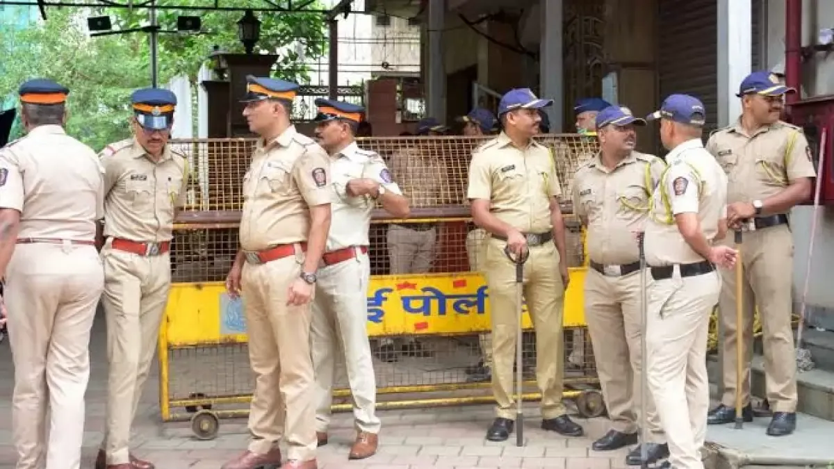 Bombay High Court Accepts Apology Of Mumbai Police Crime Branch Officers  Accused Of Barging Into Residence After Midnight