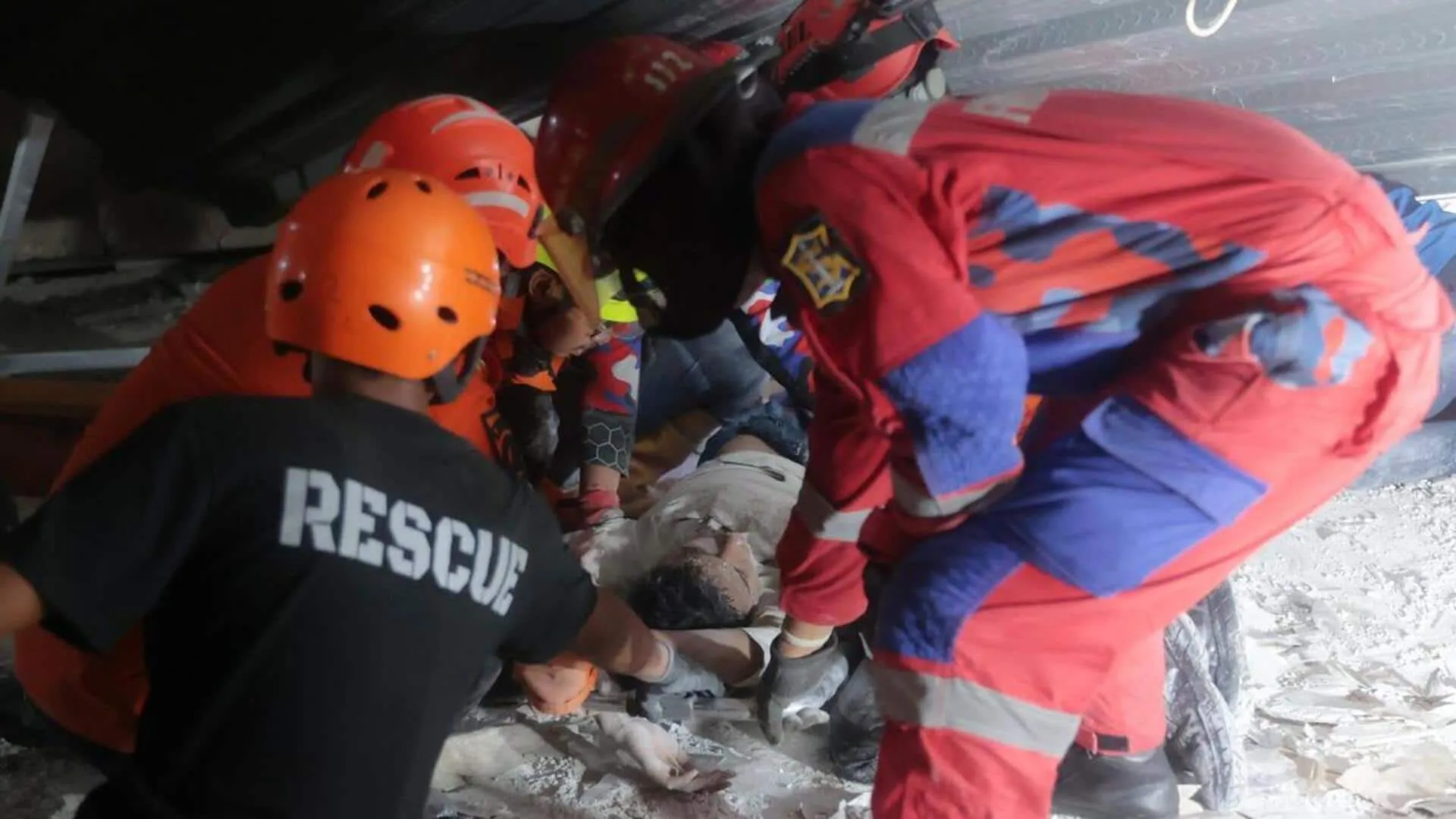 1 killed, 65 trapped for 12hrs after Indonesia school collapses  