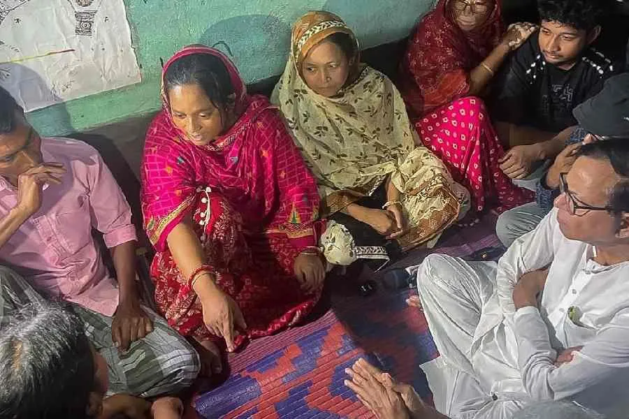 All India Trinamool Congress (TMC) | Finger at EC and police: Salim meets Tamanna  Khatun's parents, 4 more held for murder - Telegraph India