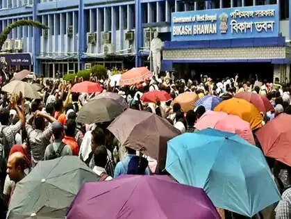 Jobless teachers protest outside Bengal Education dept hqs continue for 3rd  day - The Economic Times