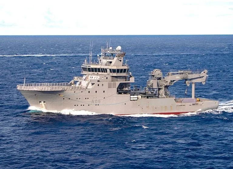 The HMNZS Manawanui Research Vessel Of The New Zealand Navy Sank Off ...