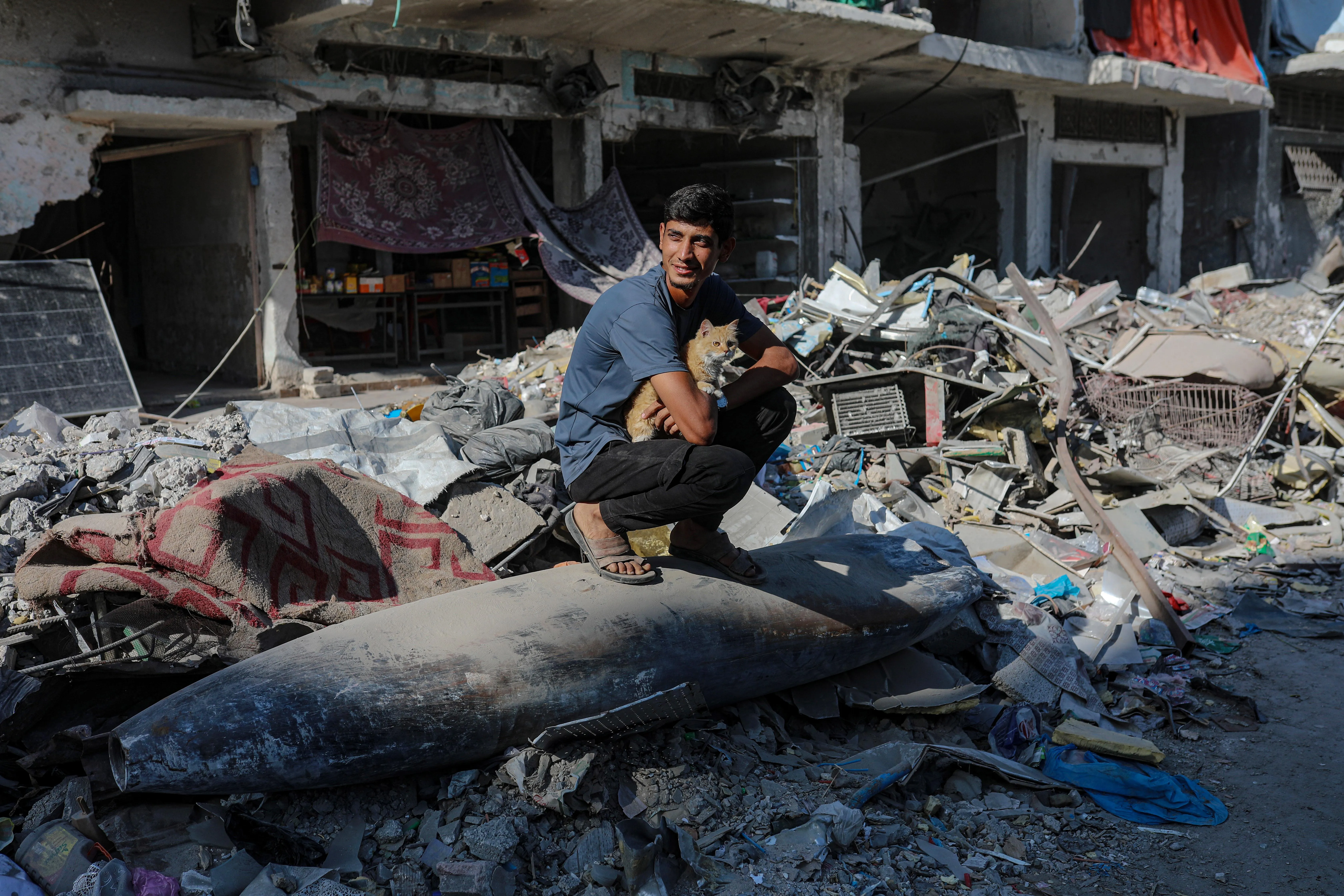 epaselect epa12493202 An Israeli missile lays on the rubble in the middle of a street next to destroyed houses in Gaza City, Gaza Strip, 30 October 2025, amid a ceasefire between Israel and Hamas. Following Israeli claims that Hamas violated the ceasefire, Prime Minister Netanyahu ordered military strikes on the Gaza Strip on 28 October. In response, Hamas announced it was postponing the planned handover of a recovered hostage's body, citing Israeli truce violations. EPA/MOHAMMED SABER