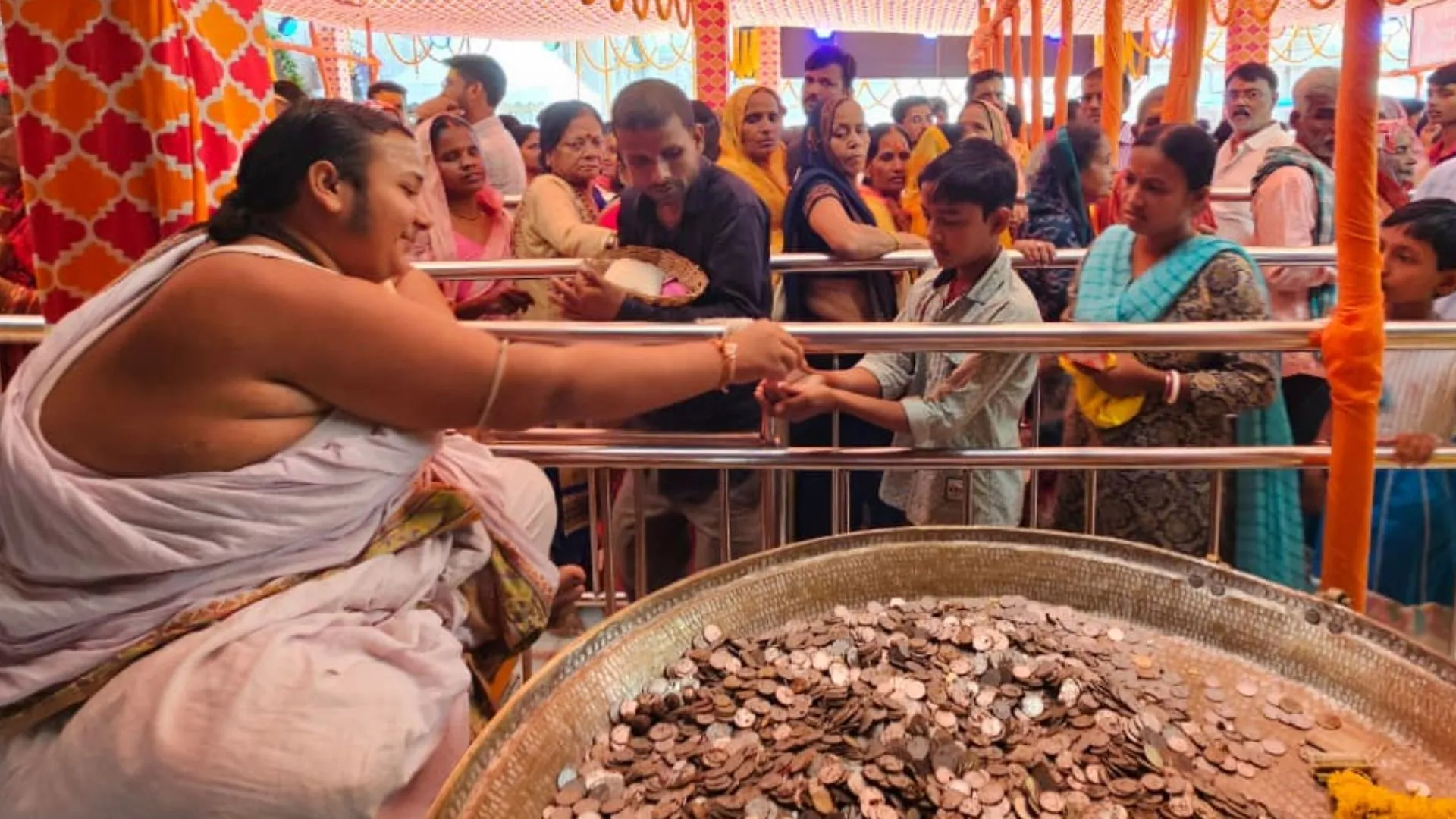 Dhanteras 2025 Devotees thrilled to see golden form of Annapurna temple in varanasi