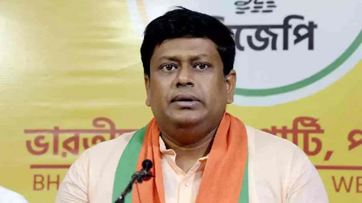 west bengal bjp president accident sukanta majumder injured due to hit by  bus - बंगाल BJP प्रेसिडेंट के काफिले का एक्सीडेंट, सुकांत मजूमदार के सिर पर  लगी चोट | Jansatta