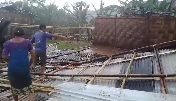 বৈঠালাংছ’ত ধুমুহাৰ তাণ্ডত সম্পূৰ্ণৰূপে ধ্বংস কেইবাটাও বাসগৃহ...