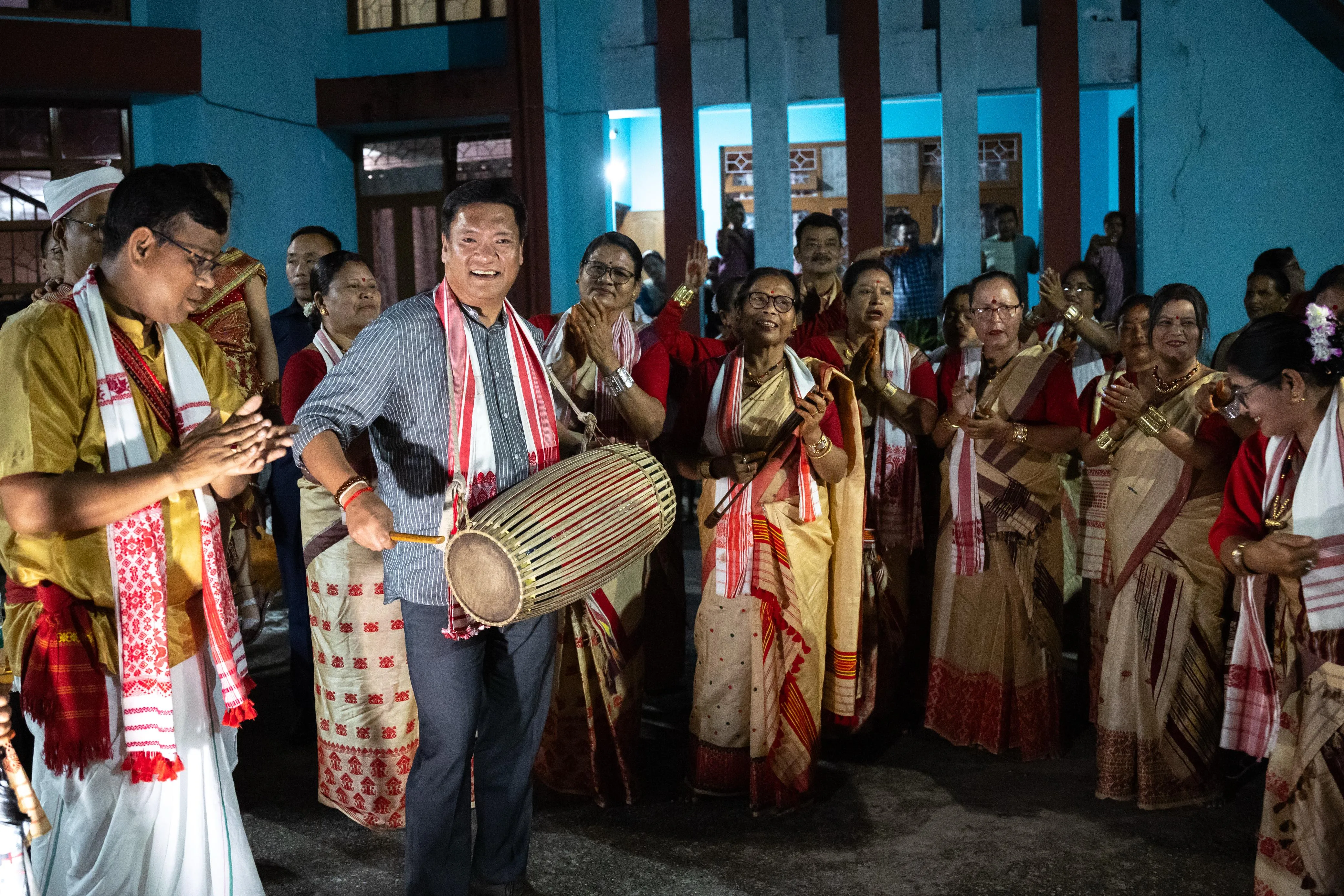 বিহুৰ আনন্দ উপভোগ কৰিলে পেমা খান্দুৱে