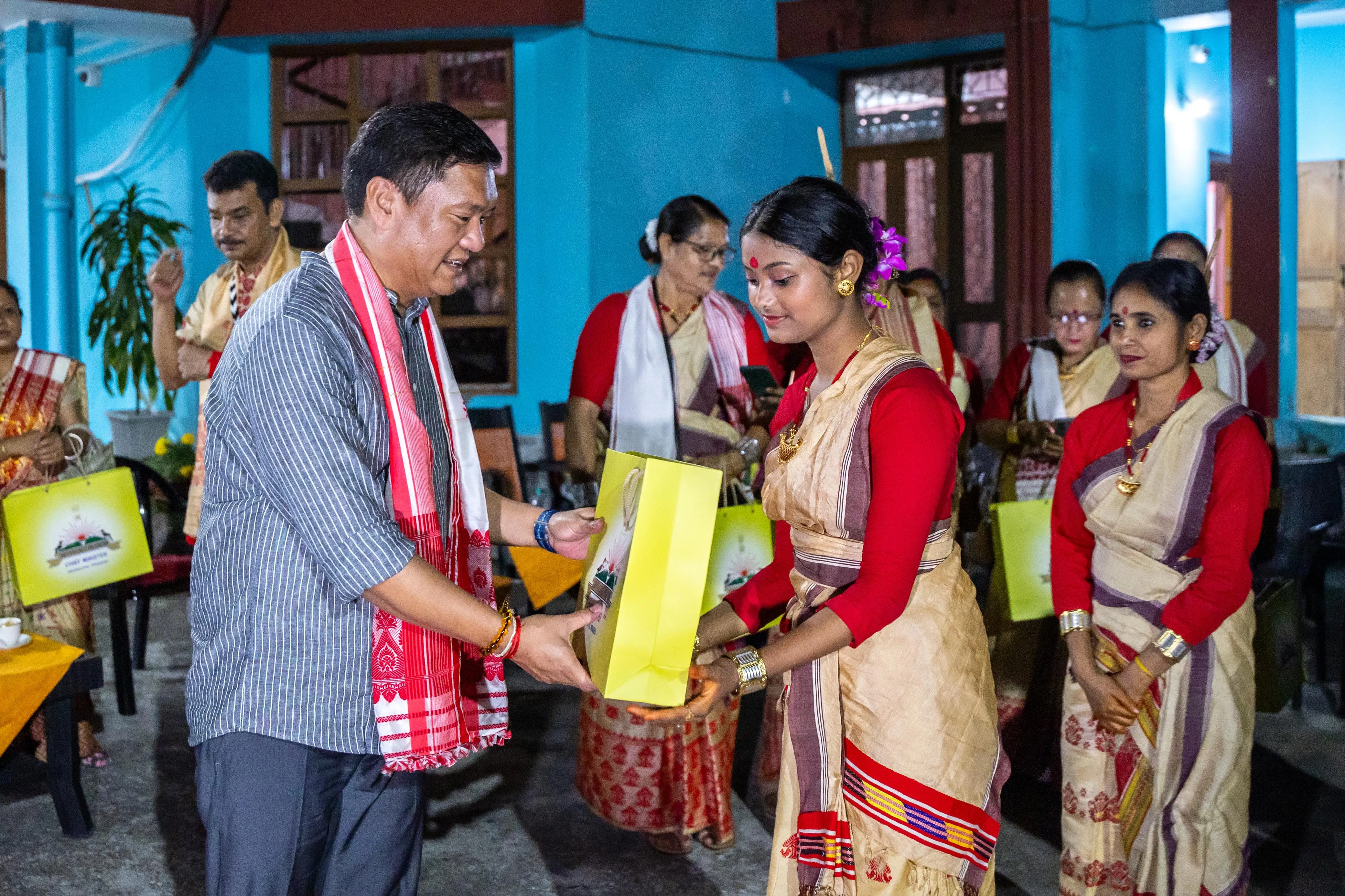 অৰুণাচল প্ৰদেশৰ পৰম্পৰাগত মোনা আৰু বস্ত্ৰ উপহাৰ