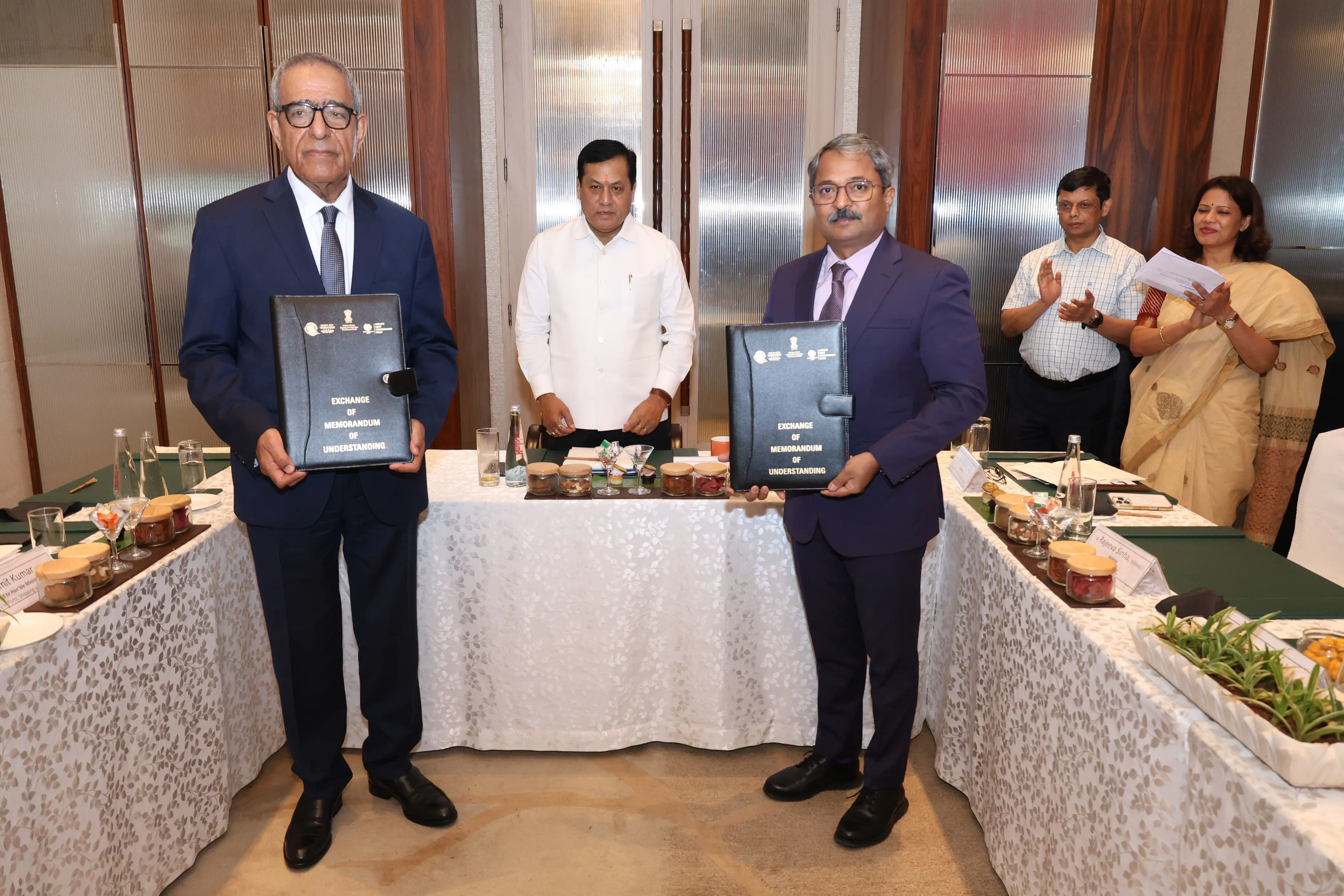  কেন্দ্ৰীয় বন্দৰ, জাহাজ পৰিবহণ আৰু জলপথ মন্ত্রী সর্বানন্দ সোণোৱালে আজি নিউ মুম্বাই ইন্টাৰনেশ্যনেল ক্রুজ টার্মিনেলৰ পৰা ক্রুজ কার্যকলাপৰ শুভাৰম্ভ কৰে। 