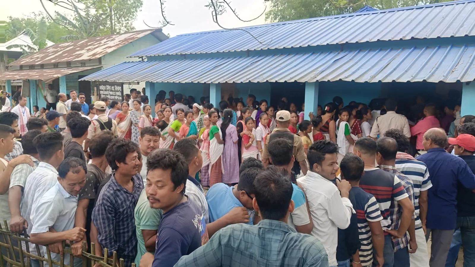নিজৰ পচন্দৰ প্ৰাৰ্থীক জয়ী কৰাই নিবলৈ উৎসাহেৰে ওলাই আহিল ধেমাজিৰ ৰাইজ