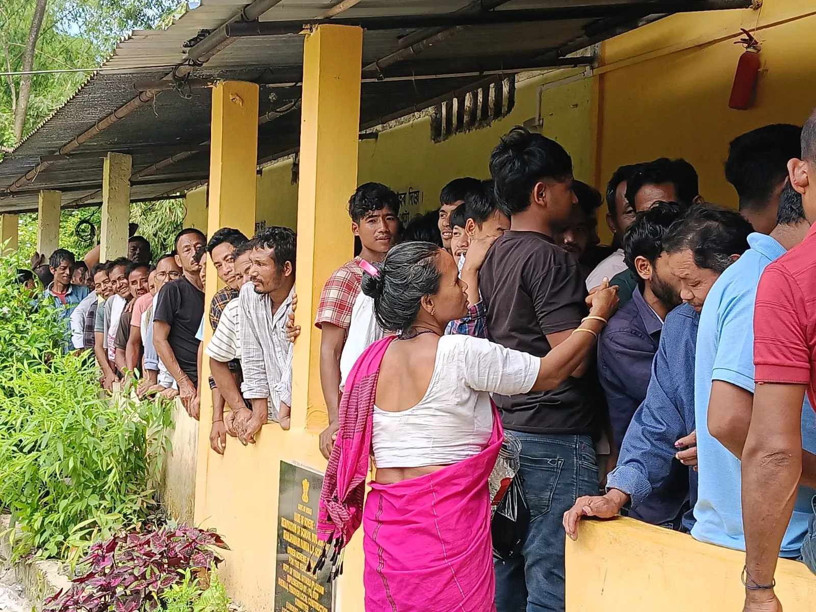 নিজৰ পচন্দৰ প্ৰাৰ্থীক জয়ী কৰাই নিবলৈ উৎসাহেৰে ওলাই আহিল ধেমাজিৰ ৰাইজ