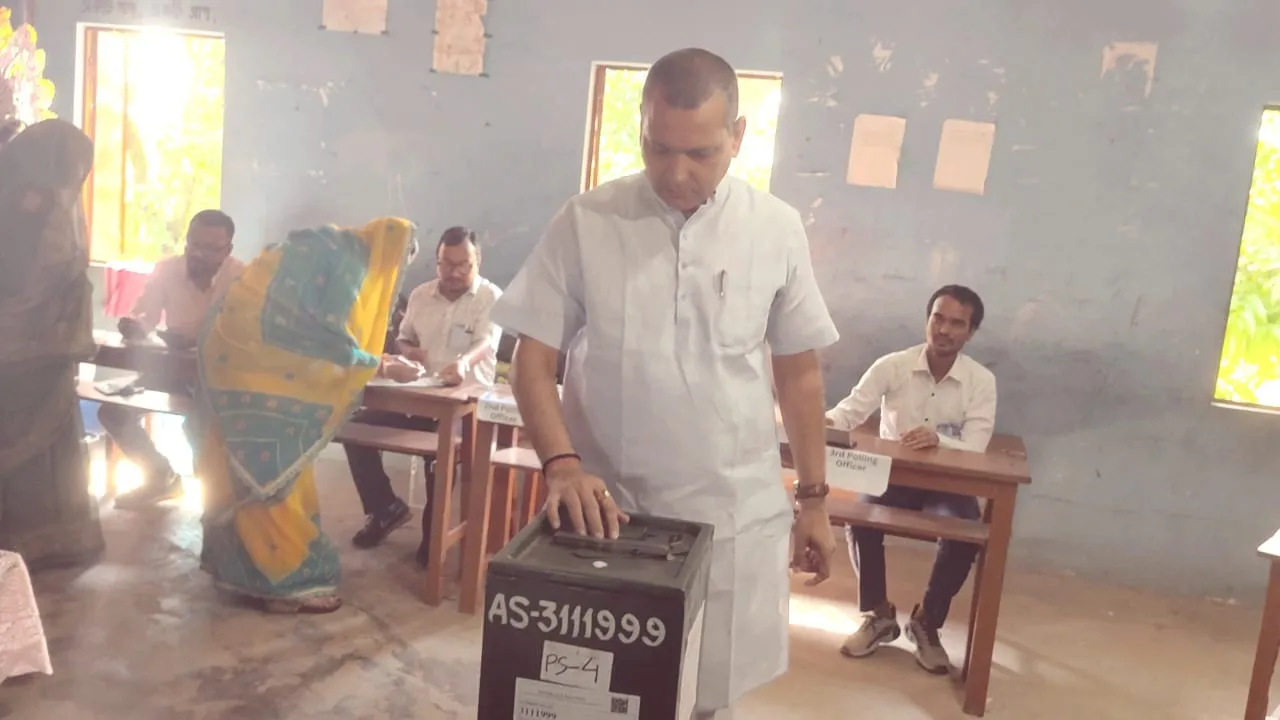 কাছাৰ বৰচাংগন ভোটকেন্দ্ৰত সপত্নীক ভোটাধিকাৰ সাব্যস্ত কৰিলে মন্ত্ৰী কৌশিক ৰায়ে