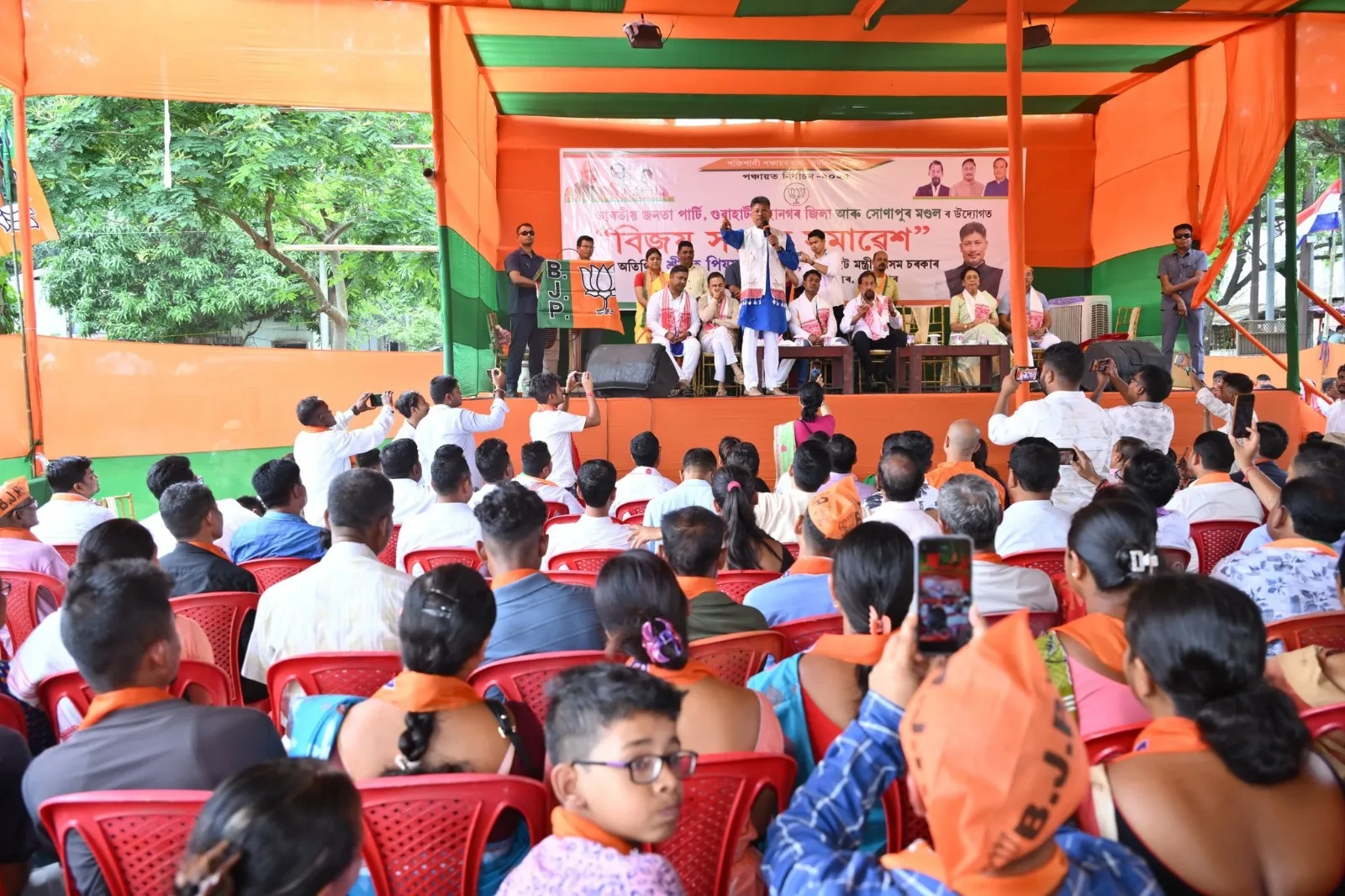 সোণাপুৰ আৰু দুৰুঙত 'বিজয় সংকল্প সমাৱেশ'ত মন্ত্ৰী পীযুষ হাজৰীকাৰ অংশগ্ৰহণ