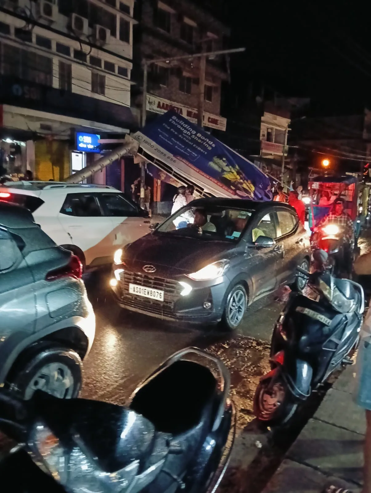 আজি গুৱাহাটীত অহা এজাক ধুমুহা বতাহৰ পাছতেই গুৱাহাটীৰ বিভিন্ন স্থানত খহি পৰিল ইউনিপল হৰ্ডিং। ফলত ৰাজপথতে যানবাহনসমূহ আবদ্ধ হৈ পৰাৰ সমান্তৰালকৈ তীব্ৰ যানজঁটৰ সৃষ্টি হয়।