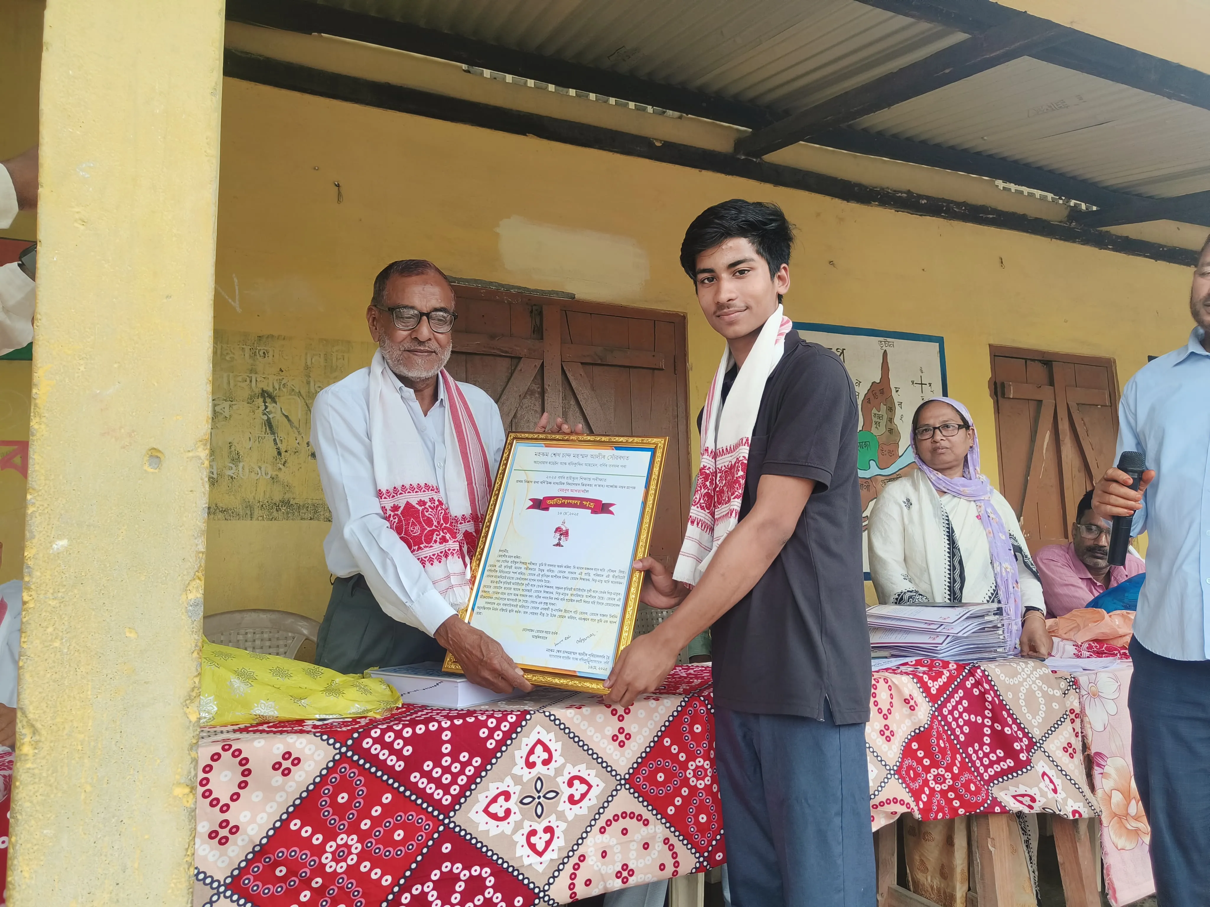 বৰ্ণি উচ্চ মাধ্যমিক বিদ্যালয়ৰ ১৬ গৰাকী ছাত্ৰ-ছাত্ৰীক সম্বৰ্ধনা