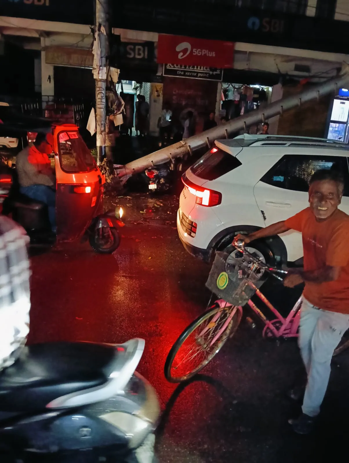 গা লৰিল লোক নিৰ্মাণ বিভাগৰঃ আঁতৰোৱাৰ নিৰ্দেশ গুৱাহাটীৰ মাজমজিয়াৰ ইউনিপল হৰ্ডিং...