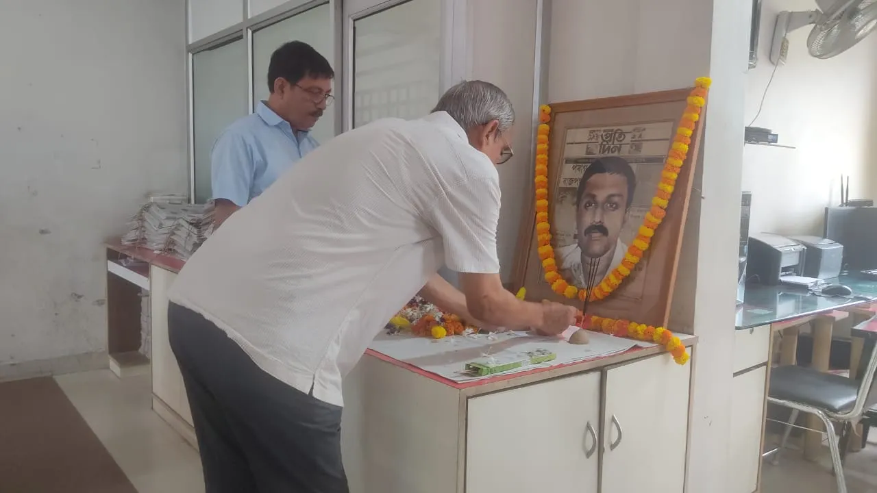 অসমীয়া প্ৰতিদিনৰ কাৰ্যালয়ত ছহিদ সাংবাদিক পৰাগ কুমাৰ দাসক স্মৰণ...