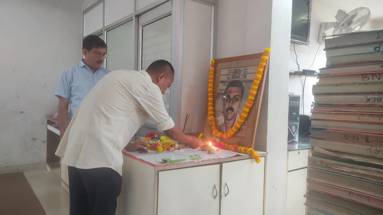 অসমীয়া প্ৰতিদিনৰ কাৰ্যালয়ত ছহিদ সাংবাদিক পৰাগ কুমাৰ দাসক স্মৰণ...