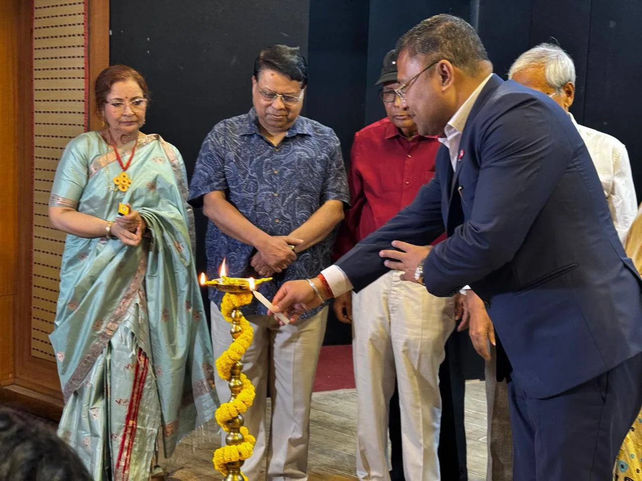 'দাপোণত মোৰ পৃথিৱী