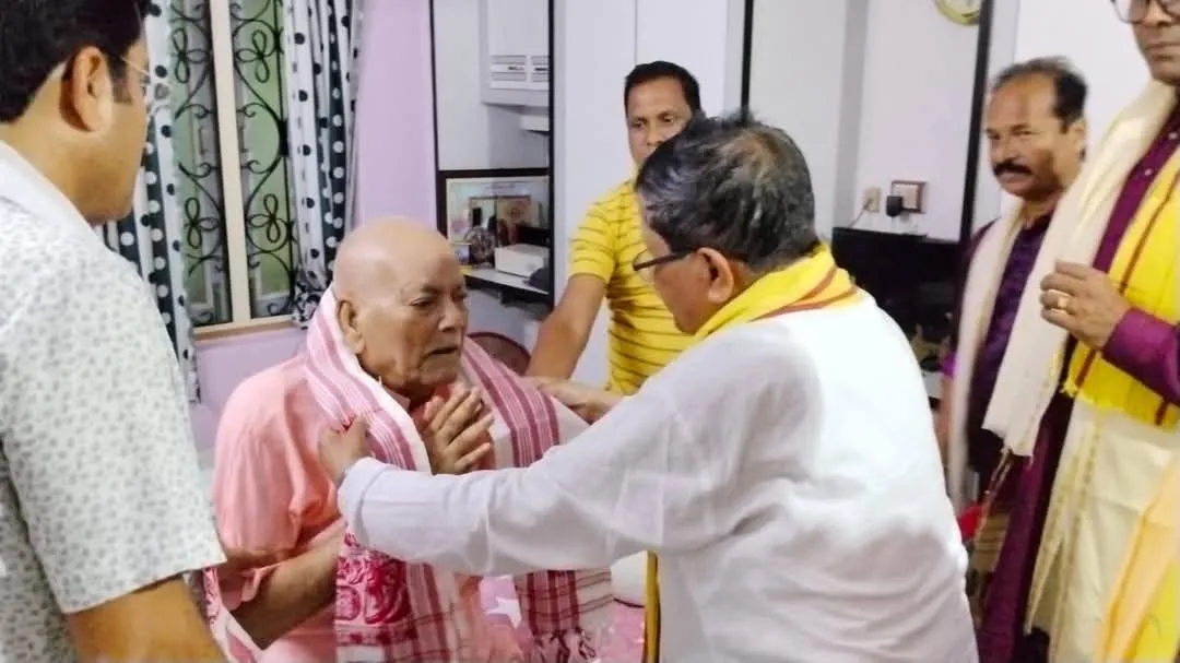 কবীন্দ্ৰ পুৰকায়স্থক অসম সাহিত্য সভাৰ  বৰাক প্ৰহৰী  উপাধি প্ৰদান...