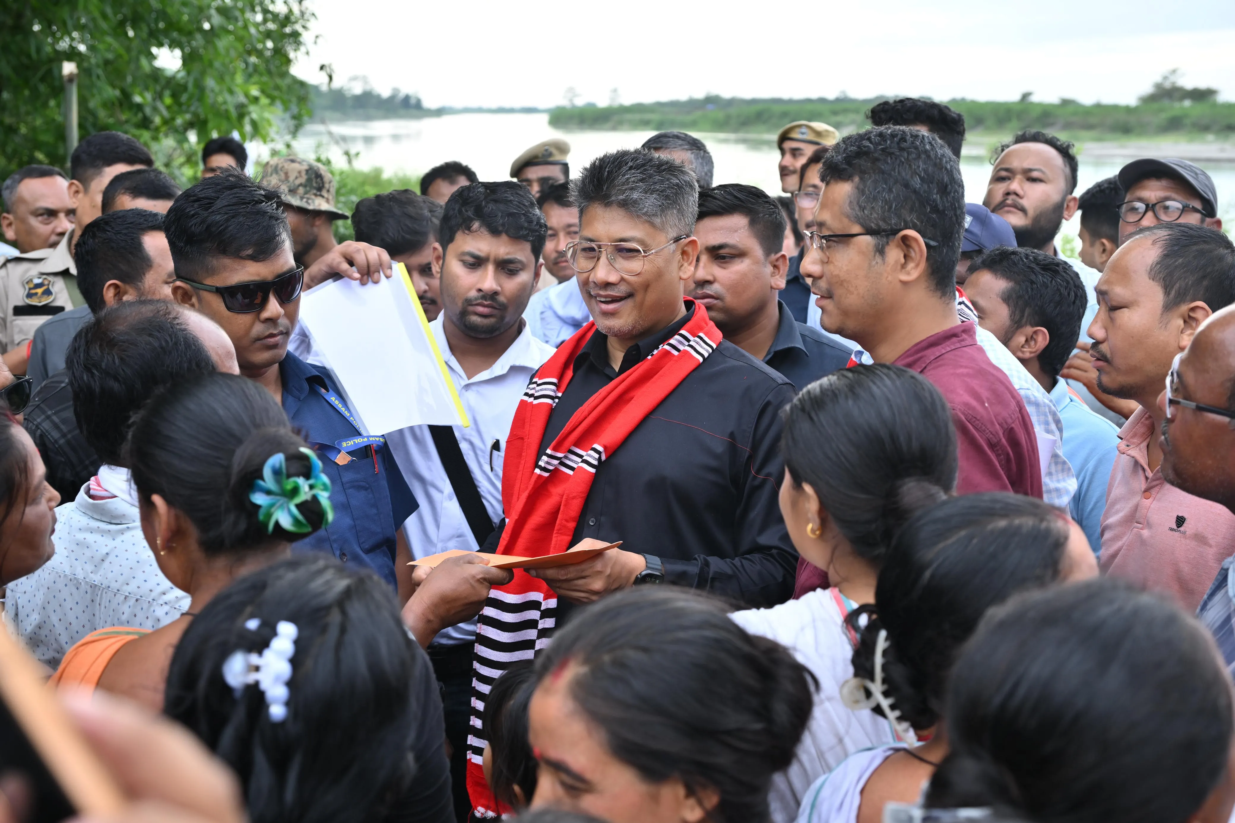 কলিয়াবৰ আৰু বোকাখাতত বানে ছিঙা মথাউৰিৰ মেৰামতিৰ বুজ লয় মন্ত্ৰী পীযুষ হাজৰিকাই