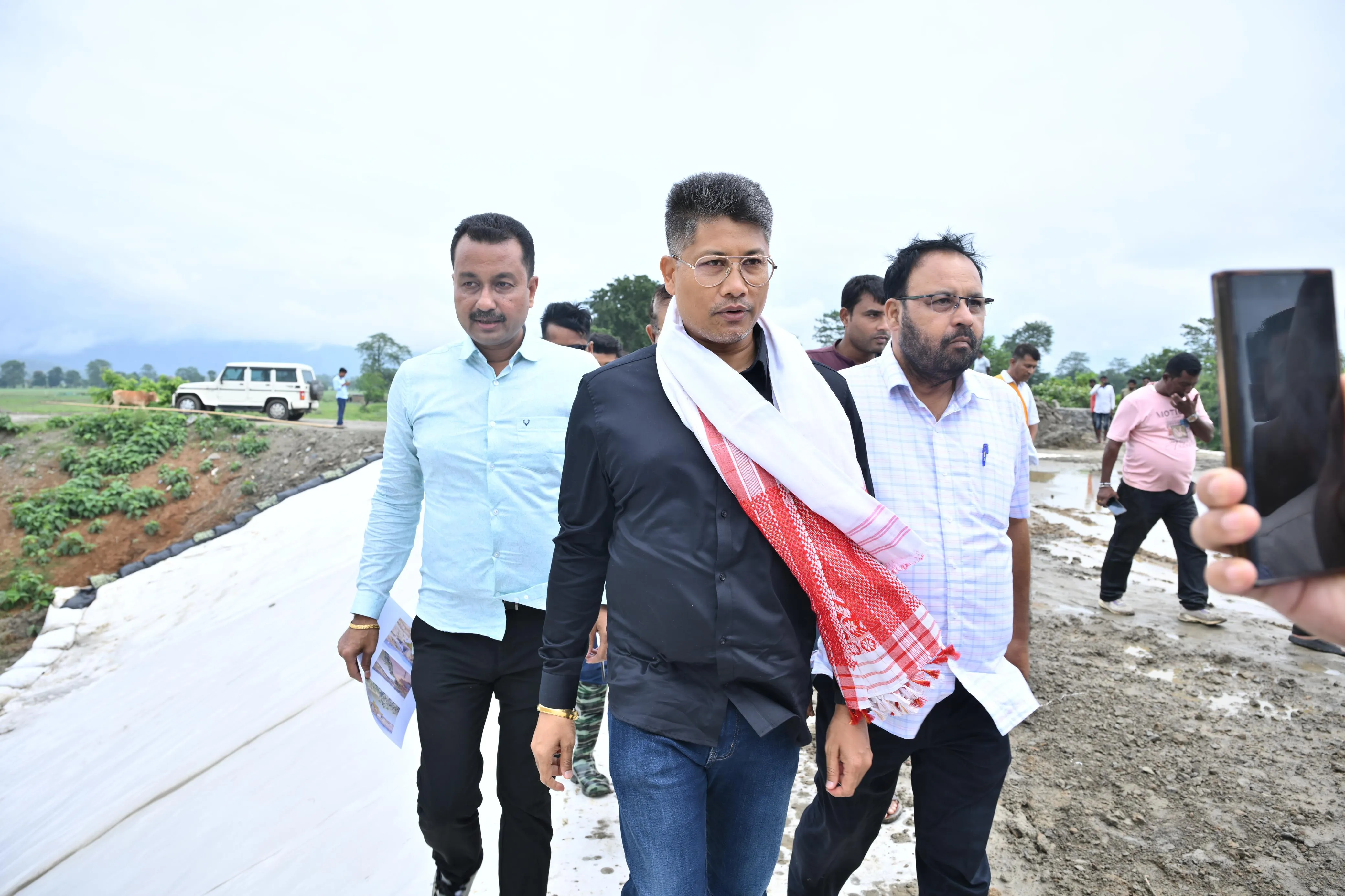 কলিয়াবৰ আৰু বোকাখাতত বানে ছিঙা মথাউৰিৰ মেৰামতিৰ বুজ লয় মন্ত্ৰী পীযুষ হাজৰিকাই