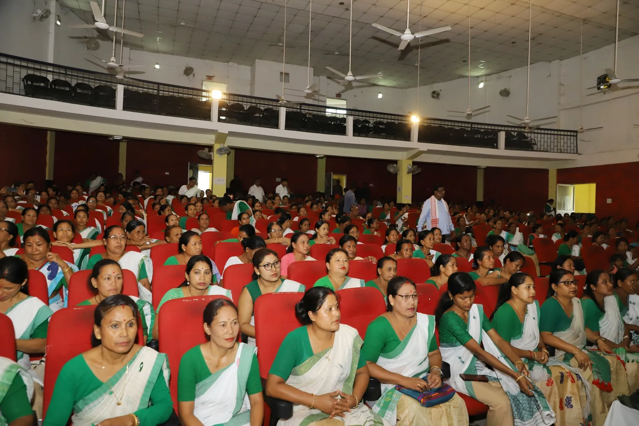 ধেমাজিত অংগনবাড়ী কেন্দ্ৰৰ কৰ্মীক স্মাৰ্টফোন বিতৰণ