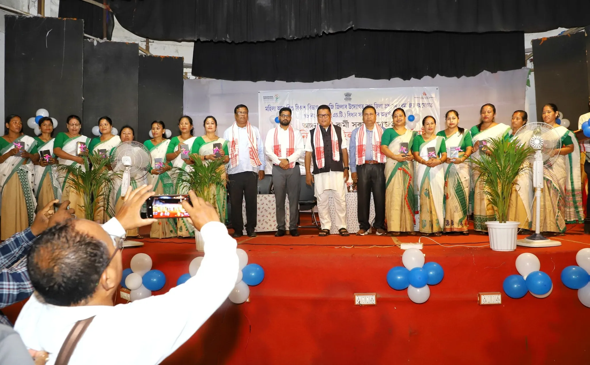 ধেমাজিত অংগনবাড়ী কেন্দ্ৰৰ কৰ্মীক স্মাৰ্টফোন বিতৰণ