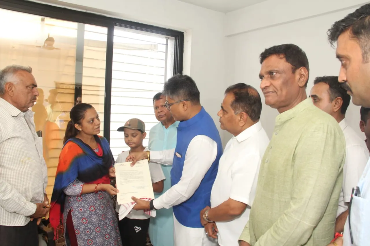 পেহেলগামত সন্ত্ৰাসবাদীৰ গুলীত প্ৰাণ হেৰুওৱা পৰিয়ালৰ বাসগৃহত মন্ত্ৰী পীযুষ হাজৰীকা