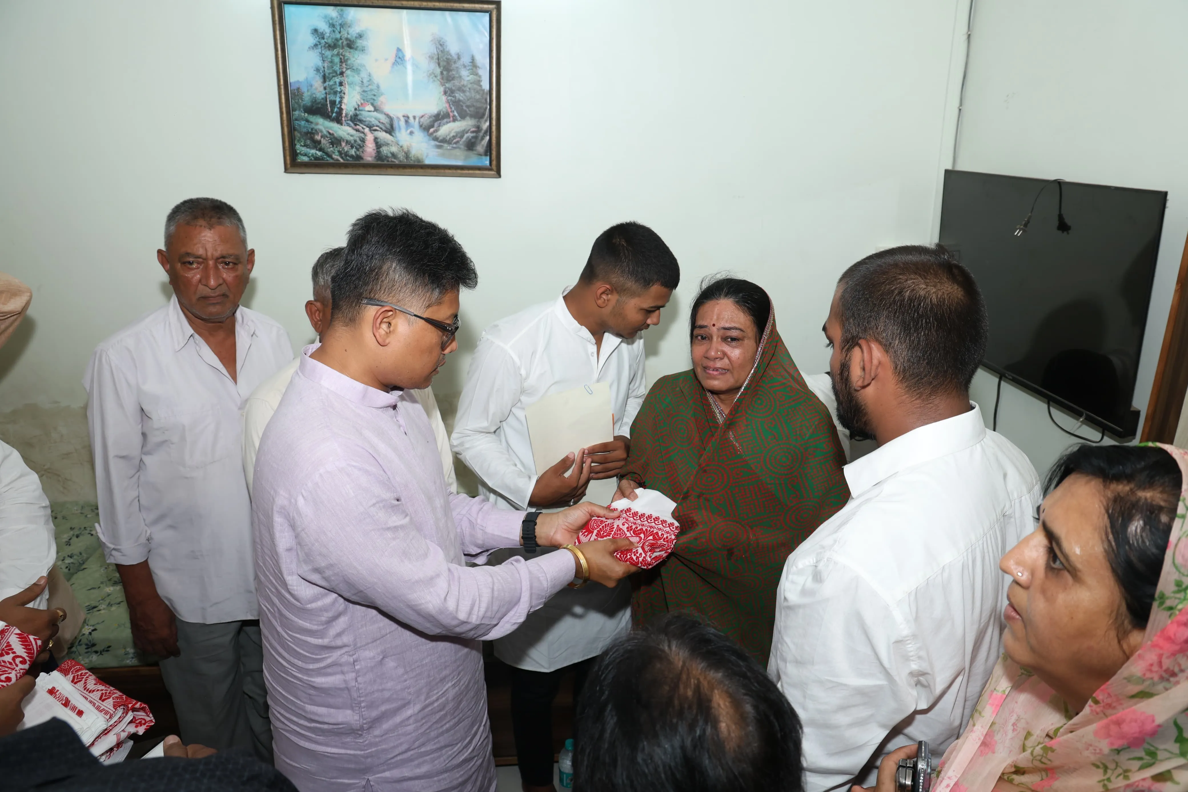 অসমবাসীৰ হৈ সমবেদনা জ্ঞাপন মন্ত্ৰী হাজৰীকাৰ