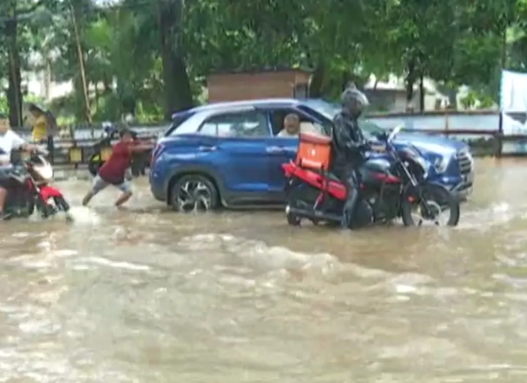 নাই খাদ্য, নাই খোৱা পানী, বন্ধ ব্যৱসায়ঃ গুৱাহাটীত এইসকলো অসহায়...