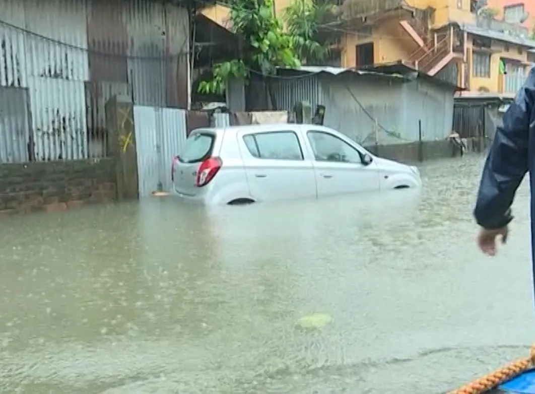 নাই খাদ্য, নাই খোৱা পানী, বন্ধ ব্যৱসায়ঃ গুৱাহাটীত এইসকলো অসহায়...