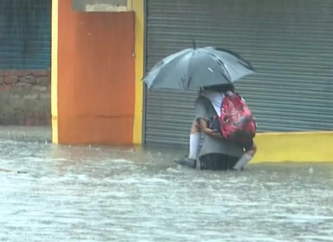 নাই খাদ্য, নাই খোৱা পানী, বন্ধ ব্যৱসায়ঃ গুৱাহাটীত এইসকলো অসহায়...