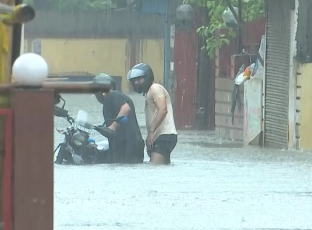 নাই খাদ্য, নাই খোৱা পানী, বন্ধ ব্যৱসায়ঃ গুৱাহাটীত এইসকলো অসহায়...