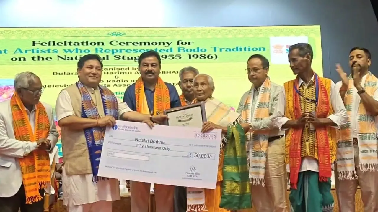 ১৯৫৫ ৰ পৰা ১৯৮৬ চনলৈ দিল্লীৰ গণৰাজ্য দিৱস, ৰাষ্ট্ৰীয় অনুষ্ঠানত অংশগ্ৰহণ কৰা বড়ো শিল্পীক সম্বৰ্ধনা 