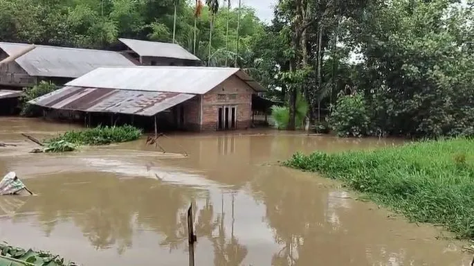 লখিমপুৰত বিস্তীৰ্ণ অঞ্চলত ভয়াৱহ হৈ পৰিছে বান পৰিস্থিতি...