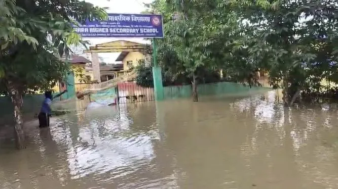 লখিমপুৰত বিস্তীৰ্ণ অঞ্চলত ভয়াৱহ হৈ পৰিছে বান পৰিস্থিতি...