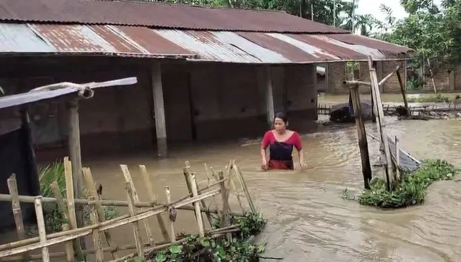 লখিমপুৰত বিস্তীৰ্ণ অঞ্চলত ভয়াৱহ হৈ পৰিছে বান পৰিস্থিতি...