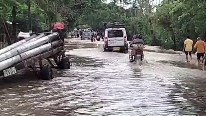 লখিমপুৰত বিস্তীৰ্ণ অঞ্চলত ভয়াৱহ হৈ পৰিছে বান পৰিস্থিতি...