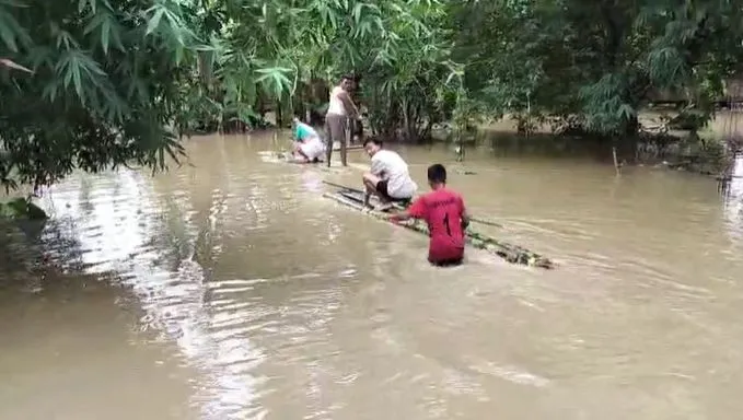 লখিমপুৰত বিস্তীৰ্ণ অঞ্চলত ভয়াৱহ হৈ পৰিছে বান পৰিস্থিতি...