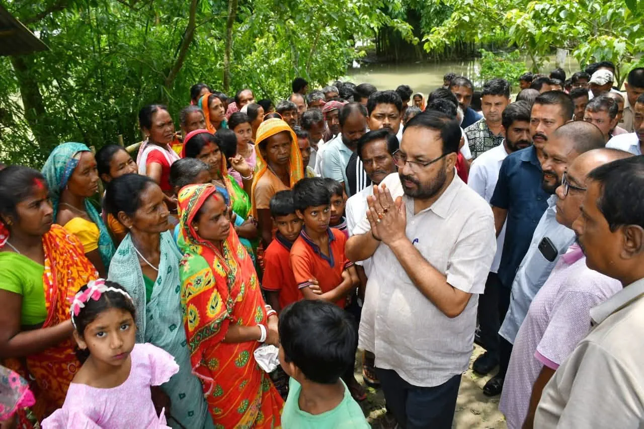 নাক্ৰান্ত অঞ্চল পৰিদৰ্শন মন্ত্ৰী কেশৱ মহন্তৰ