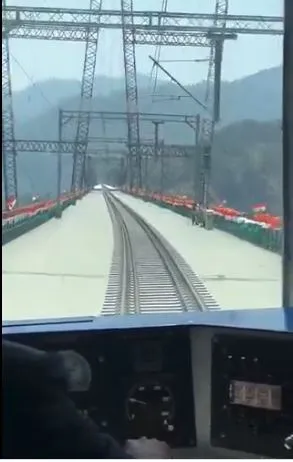 ৰেল দলং