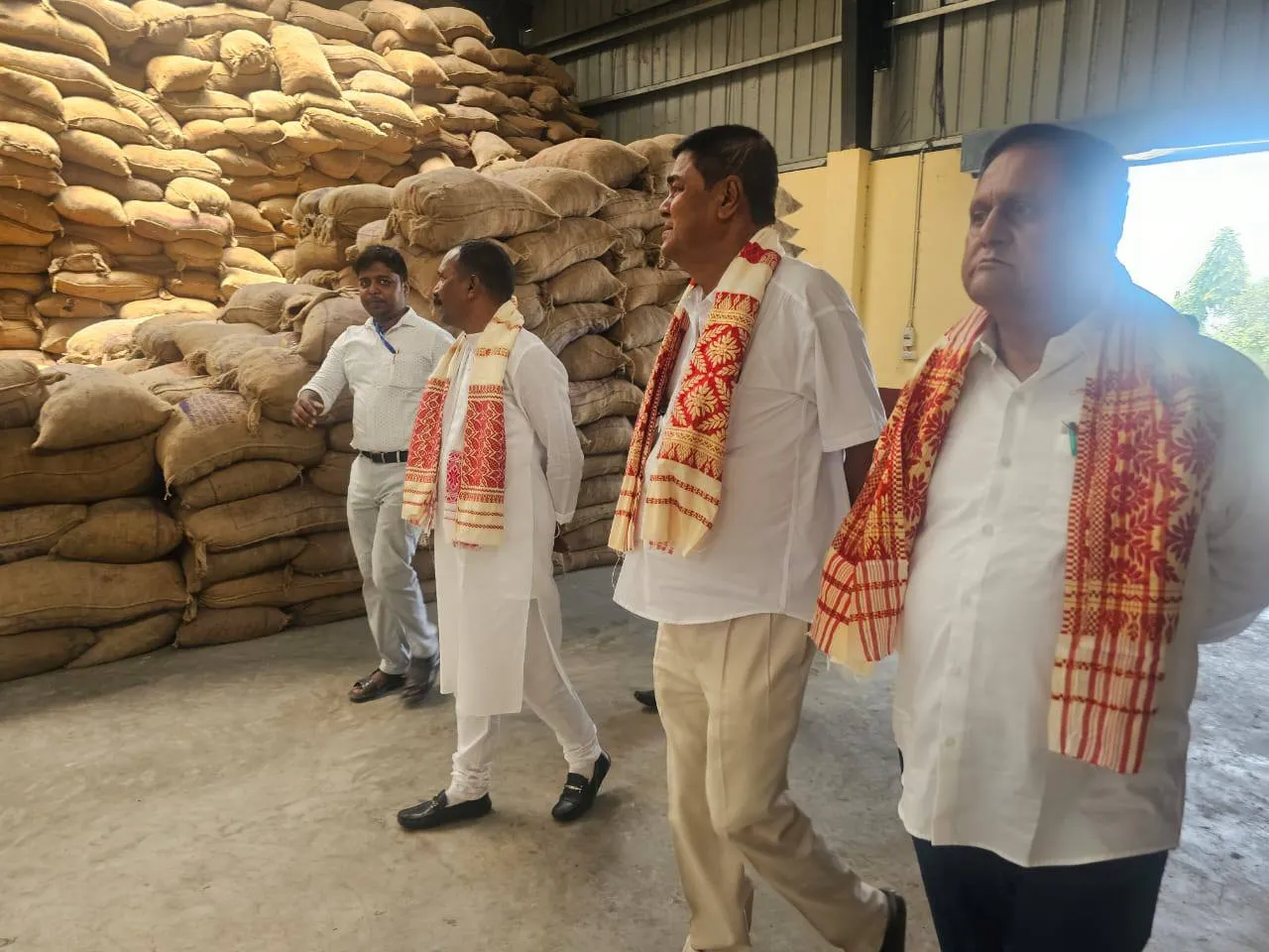 পৰিদৰ্শন কৰি কাম কাজৰ অগ্ৰগতিৰ বুজ লয়