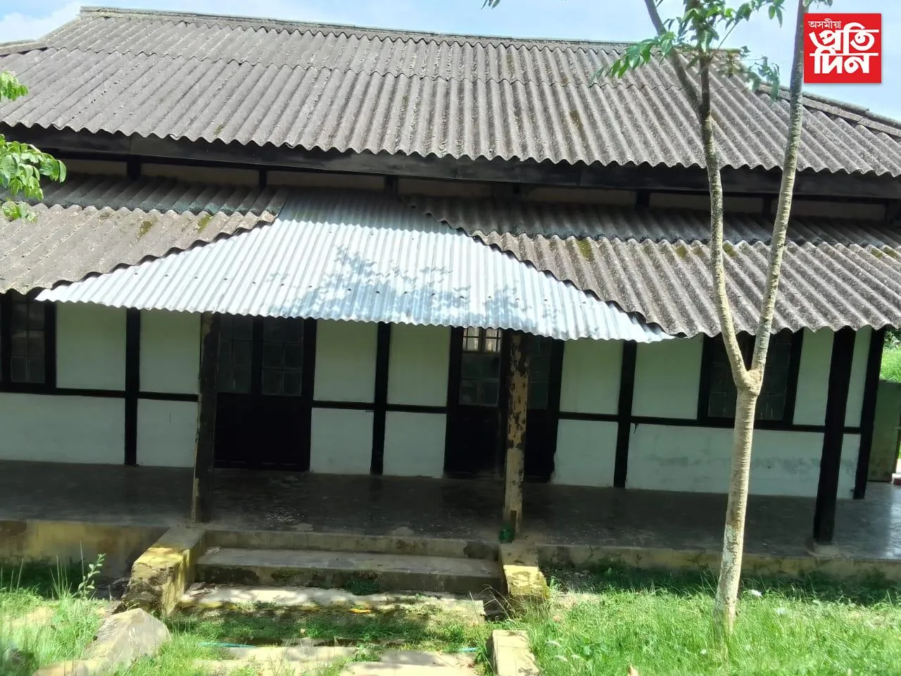 বেদখলৰ কৱলত পৰিছে বিভাগটোৰ চৰকাৰী আৱাসগৃহও। ভয়, ভাবুকিত আৱাসগৃহ এৰিছে বহু কৰ্মচাৰীয়ে। 