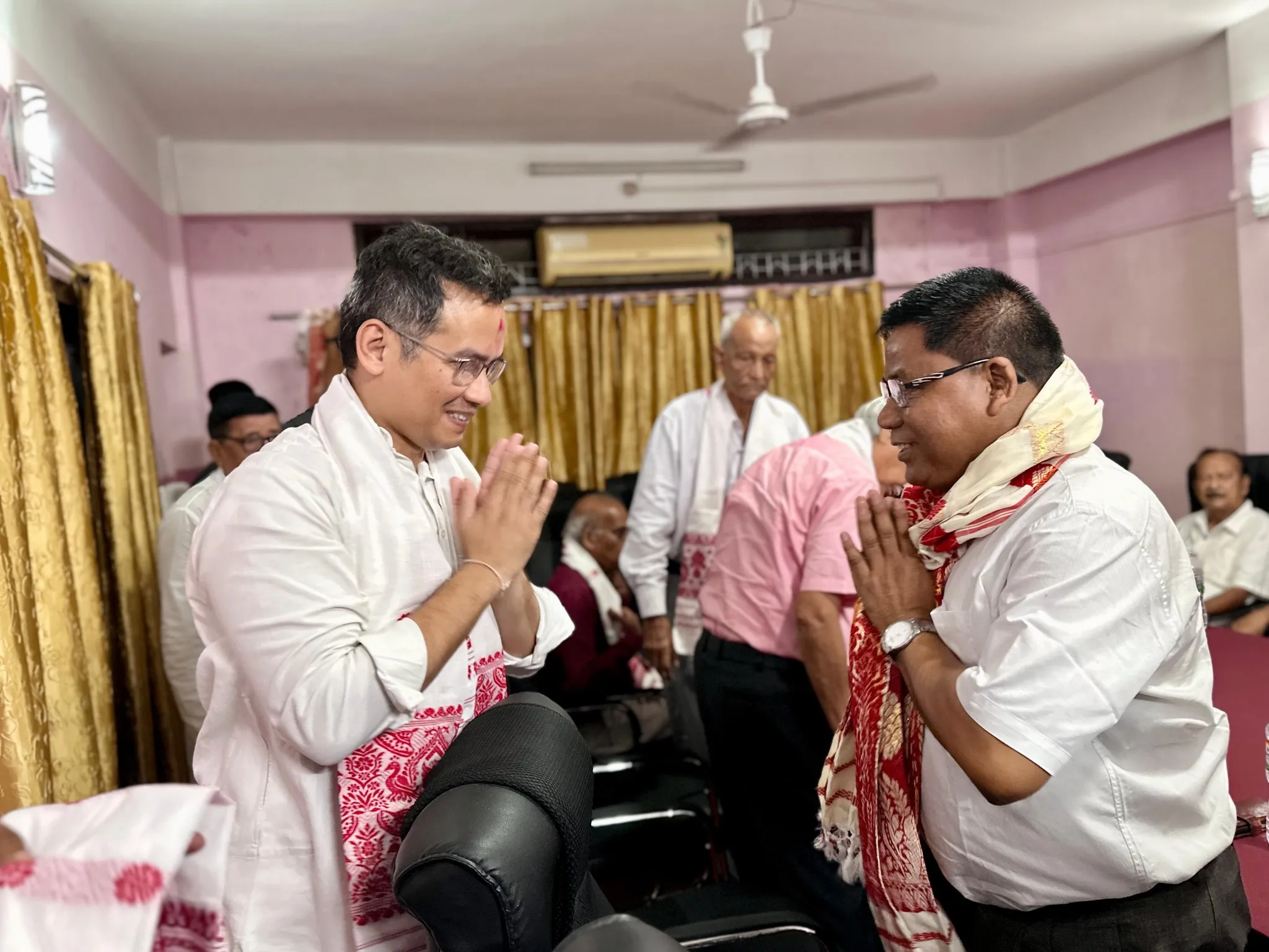 শনিবাৰে মঙলদৈত উপস্থিত হয় প্ৰদেশ কংগ্ৰেছৰ নৱনিযুক্ত সভাপতি সাংসদ গৌৰৱ গগৈ। গগৈয়ে শনিবাৰে গধূলিৰে পৰা মঙলদৈ আবৰ্ত ভৱনত বিভিন্ন দল সংগঠনৰ লগত সুকীয়া সুকীয়াকৈ আলোচনাত মিলিত হয়।